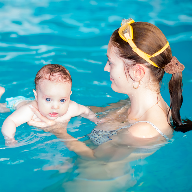 Natación para bebés: actividad que provee estimulación del desarrollo, actividad física y seguridad