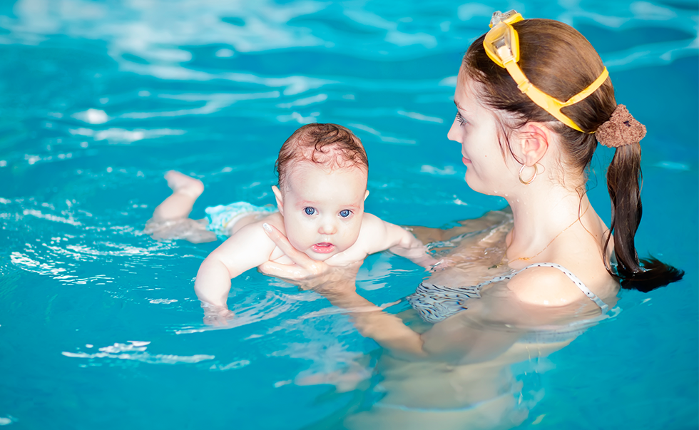 Natación para bebés: actividad que provee estimulación del desarrollo, actividad física y seguridad